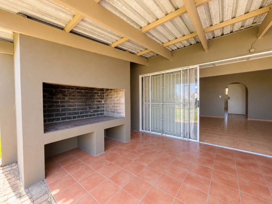 To Let 4 Bedroom Property for Rent in Harbour Island Western Cape